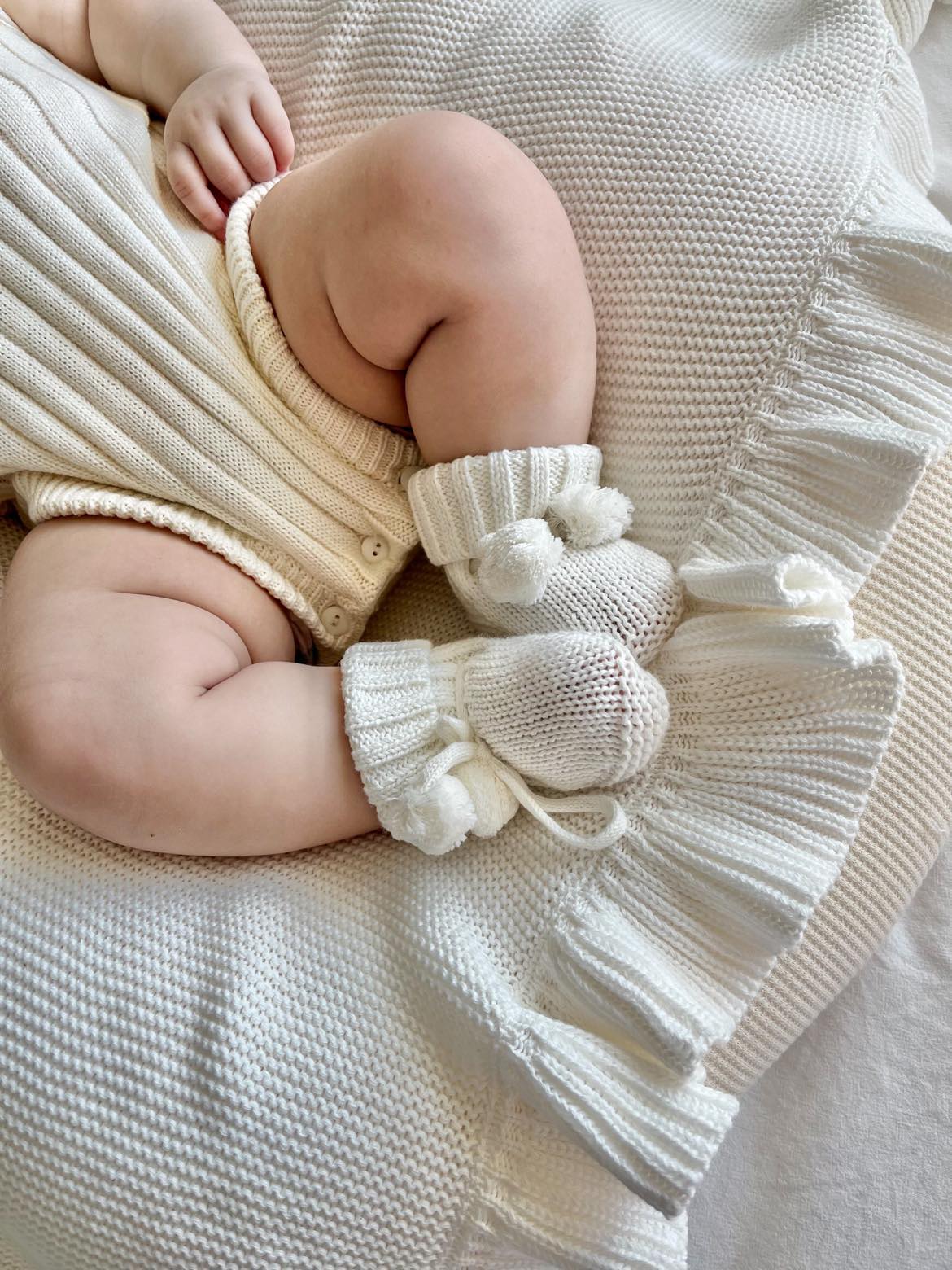 POM POM BOOTIES - WHITE