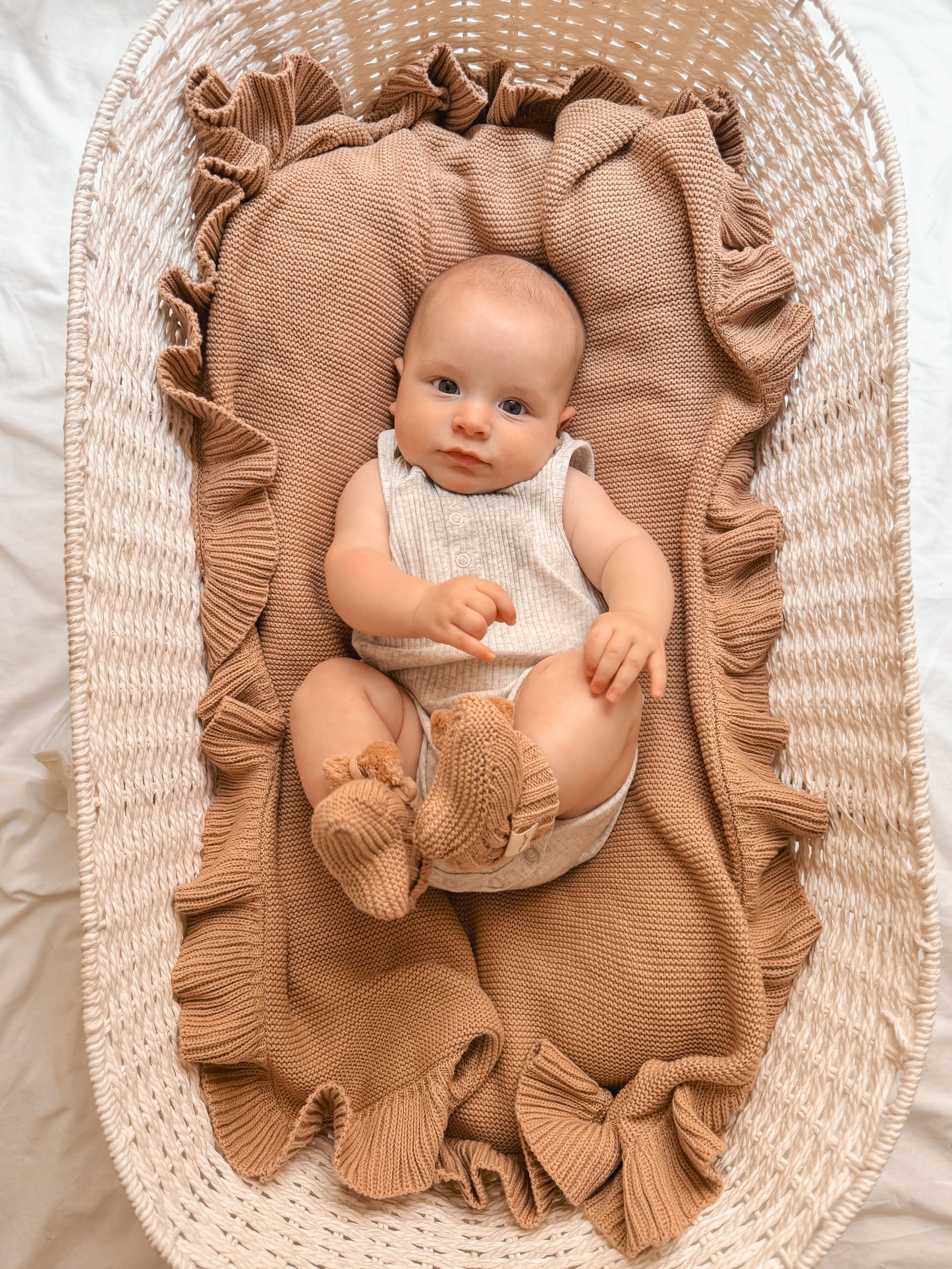 RUFFLE KNIT BLANKET - LATTE